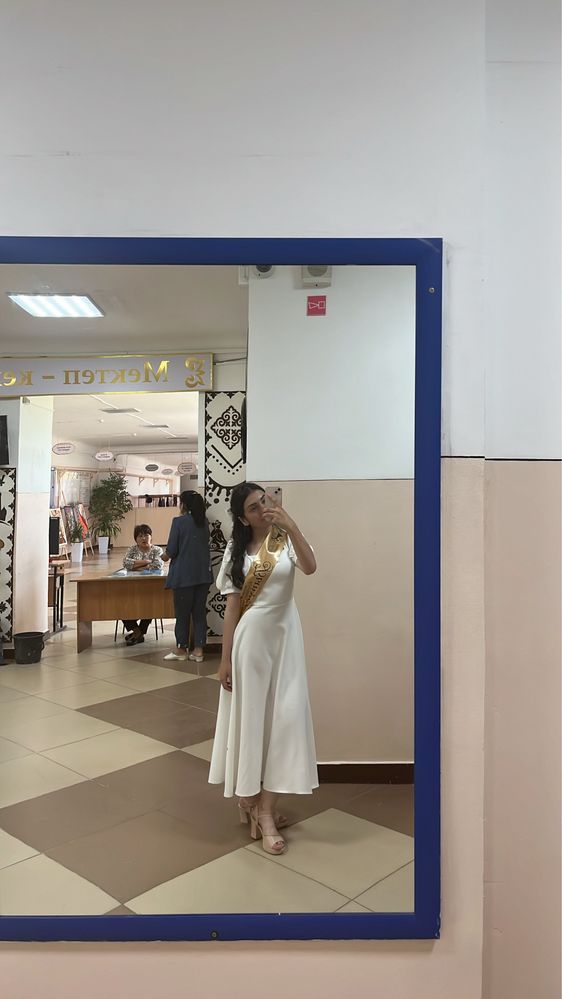 Платье белое,в шикарном качестве