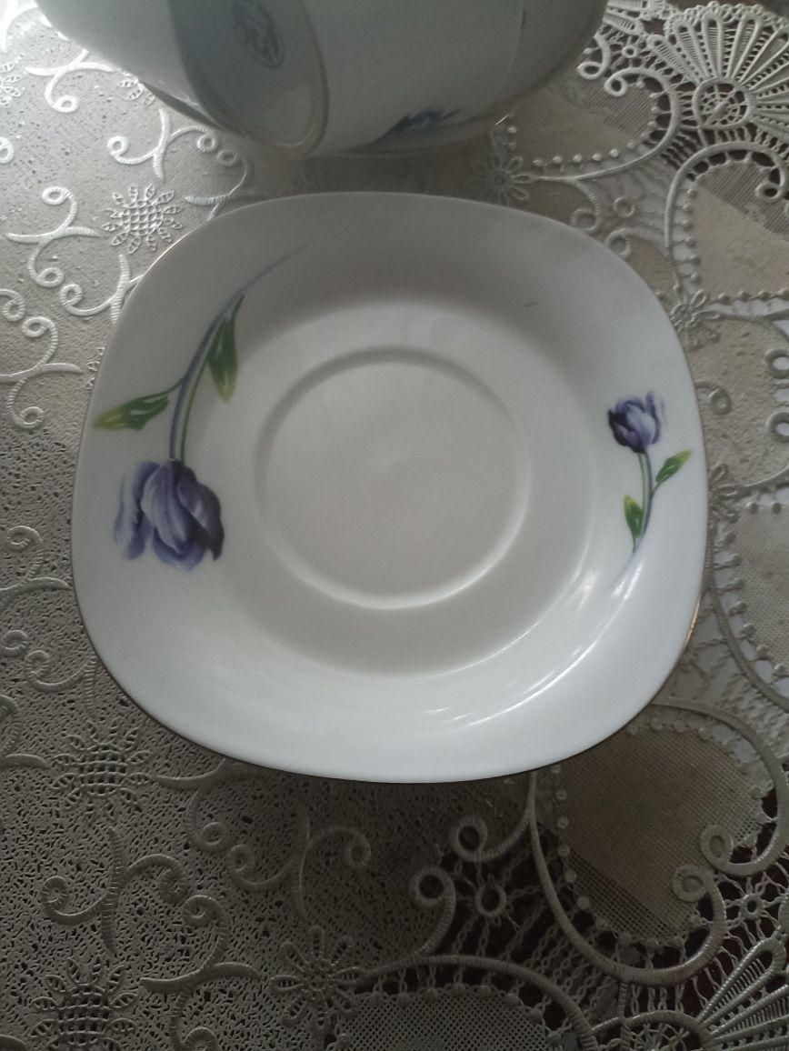 Продам сервиз  чайный ,и сервиз из трёх предметов