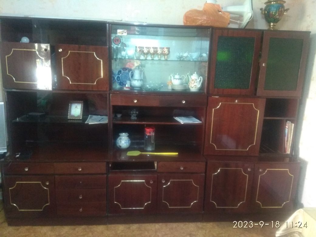 Продам стенку мебельную