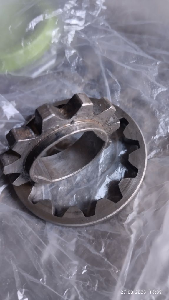 Шестерни на масленный насос мерс 190 продам