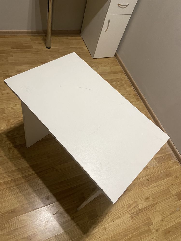 Продам белый письменный столик.
