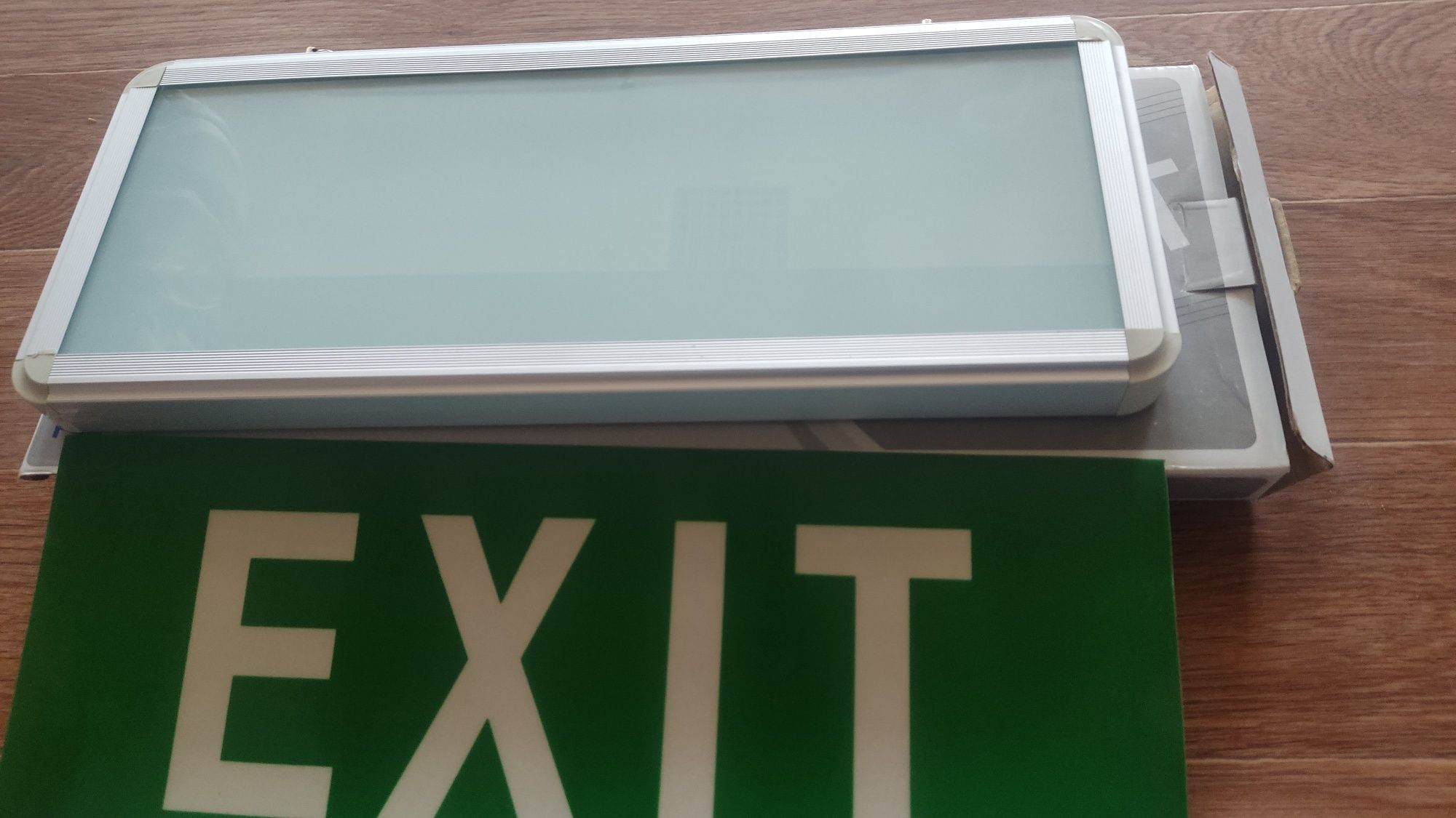 Эвакуационный знак EXIT. Электрический