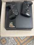Продам ps4 есть 2 джостика и 6 игр