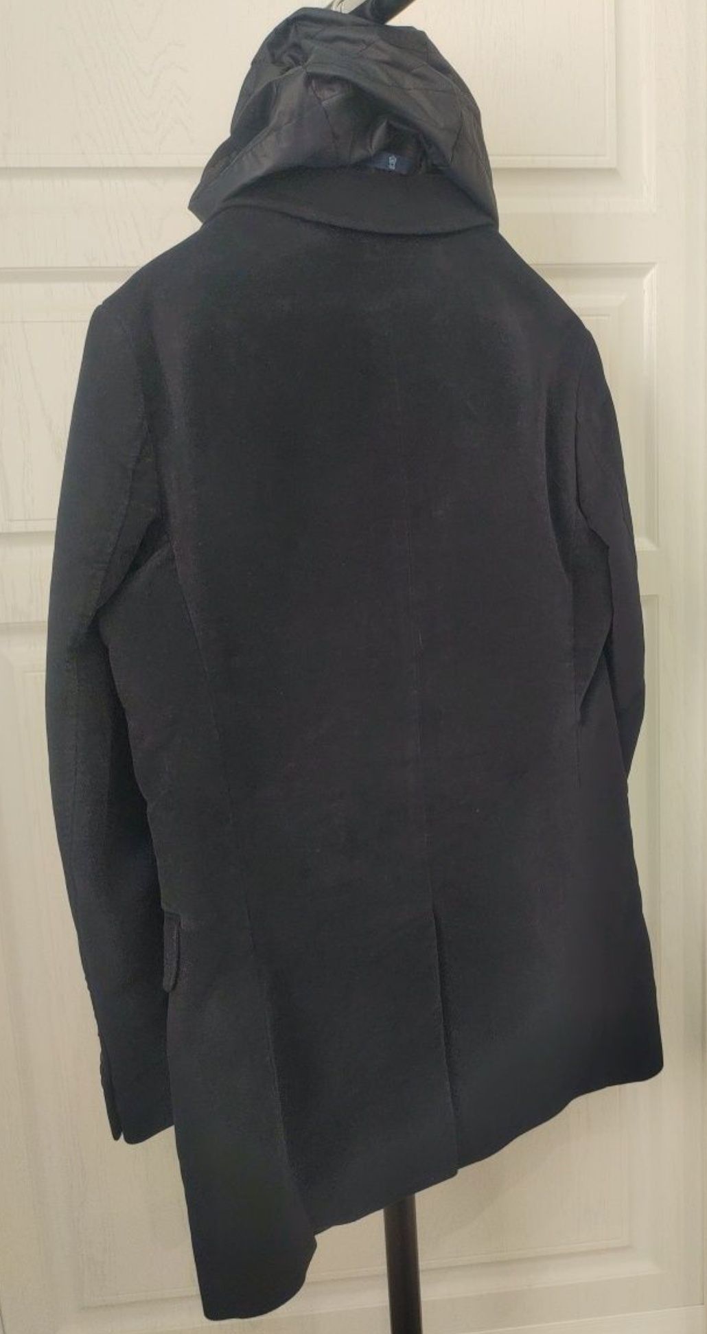 Пальто мужское Massimo Dutti из хлопка и подкладом из вискозы.