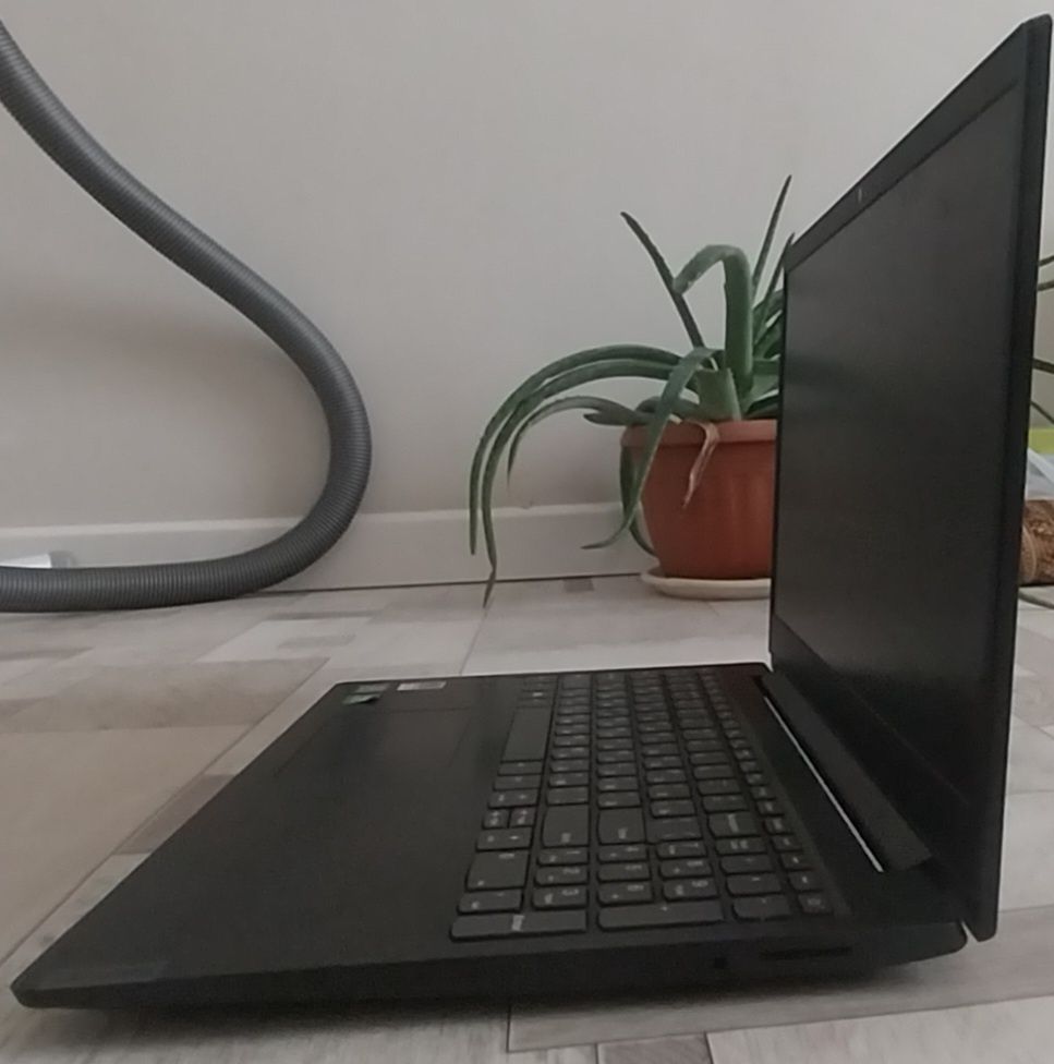 Ноутбук в робочим состоянии и почти новый. Ноутбук Lenovo с зарядкой и