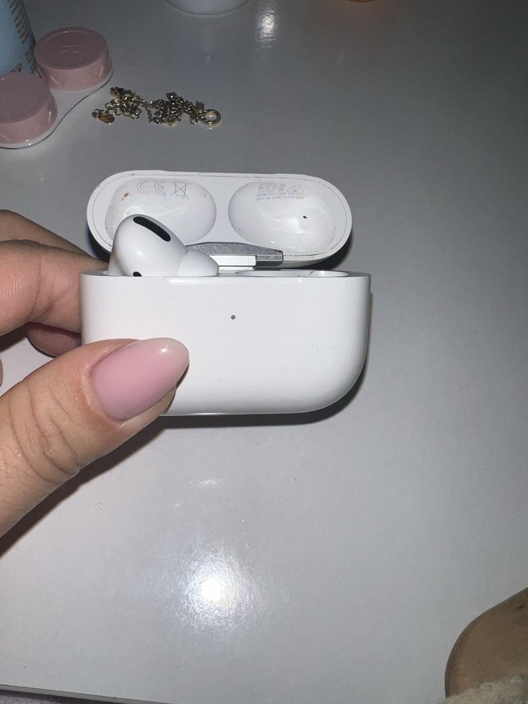 Продам AirPods Pro 1-го поколения (оригинал)кейс и левый наушник