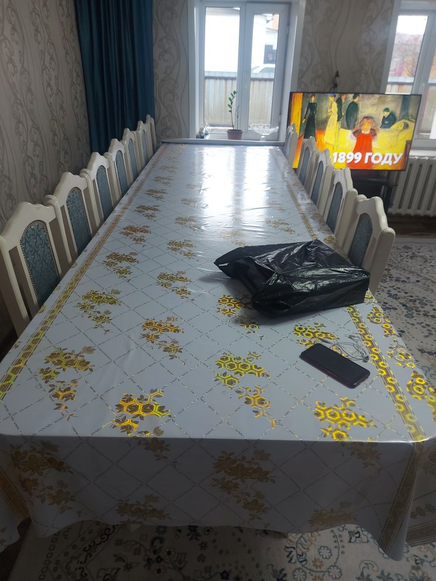 Продам стол для гостиной  СРОЧНО НА КУРИНЫХ НОЖКАХ