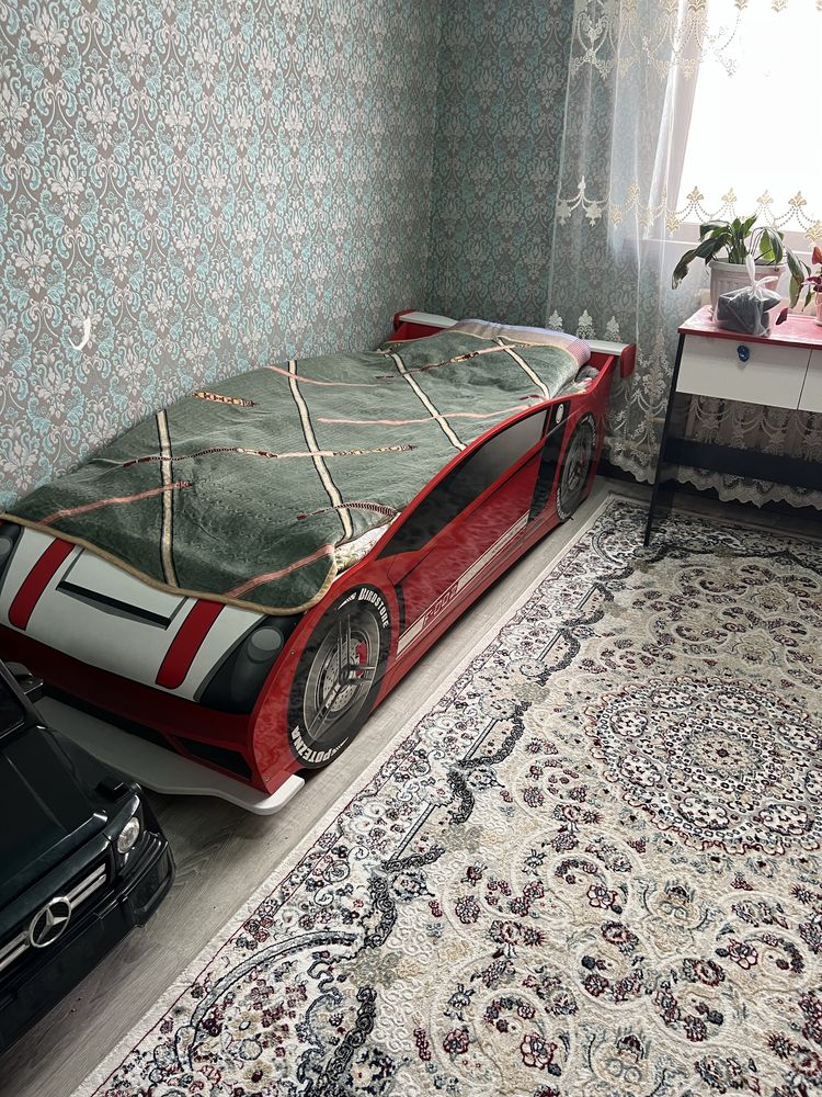 Продам машинку кровать , рабочи стол и шкаф в отличном состояний