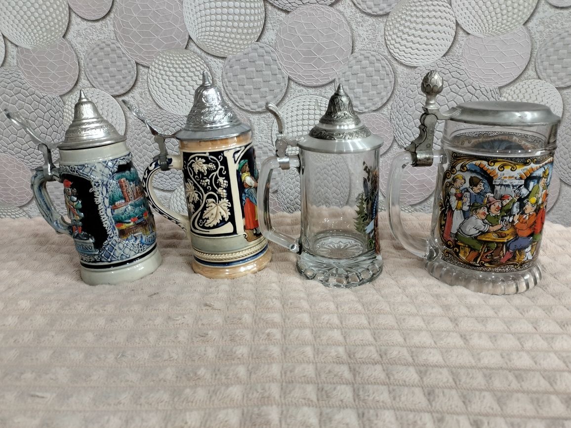 Пивные кружки и кувшин для вина.