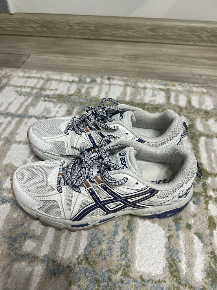 Кроссовки Asics.
