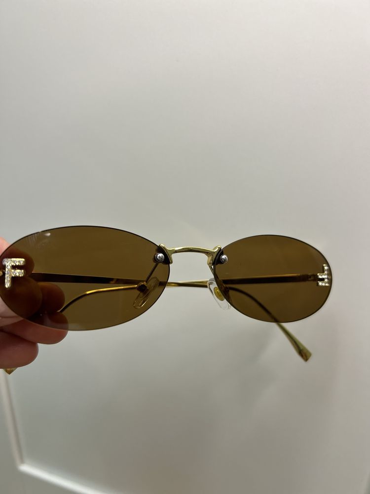 Продам солнцезащитные очки Fendi