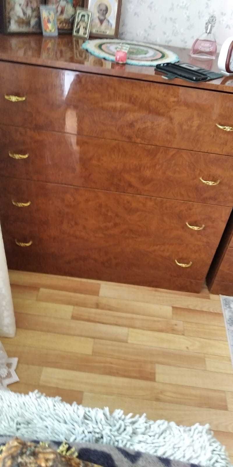 Продам спальный гарнитур