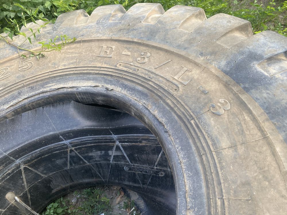 Продам шину .колесо на погрушик  на 3 кубовый