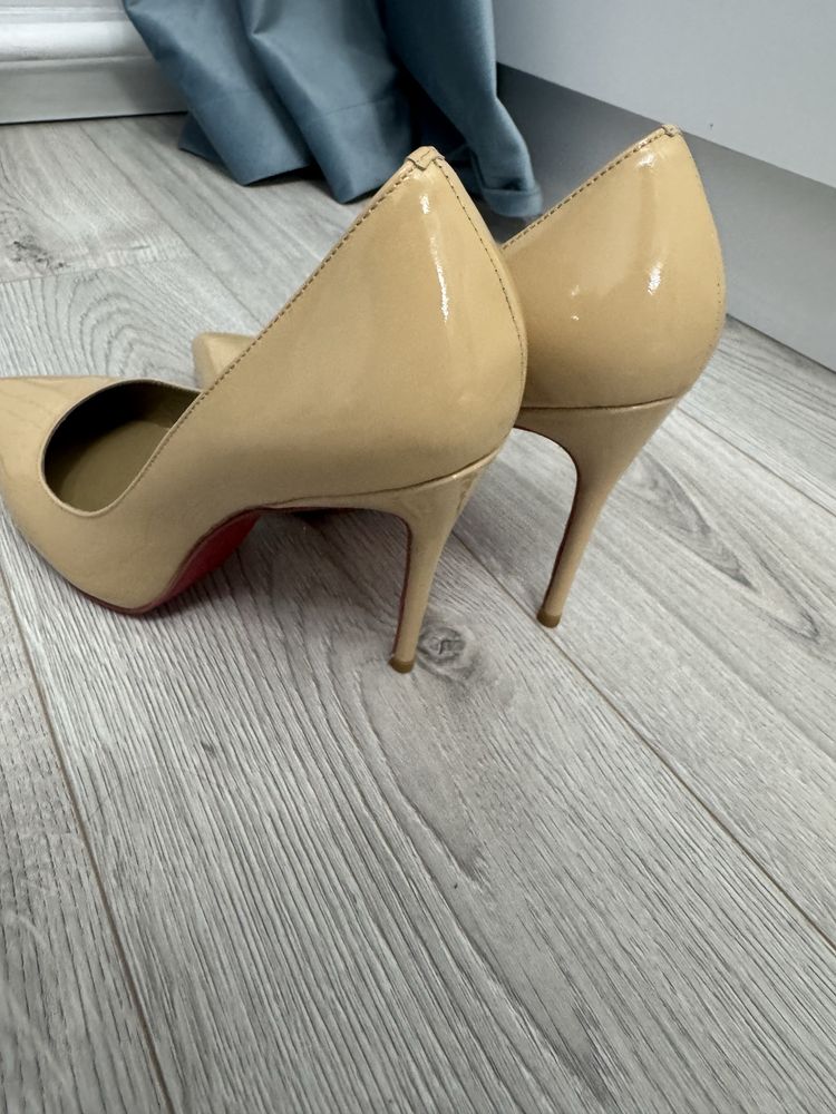 Туфли бежевые лак Louboutin