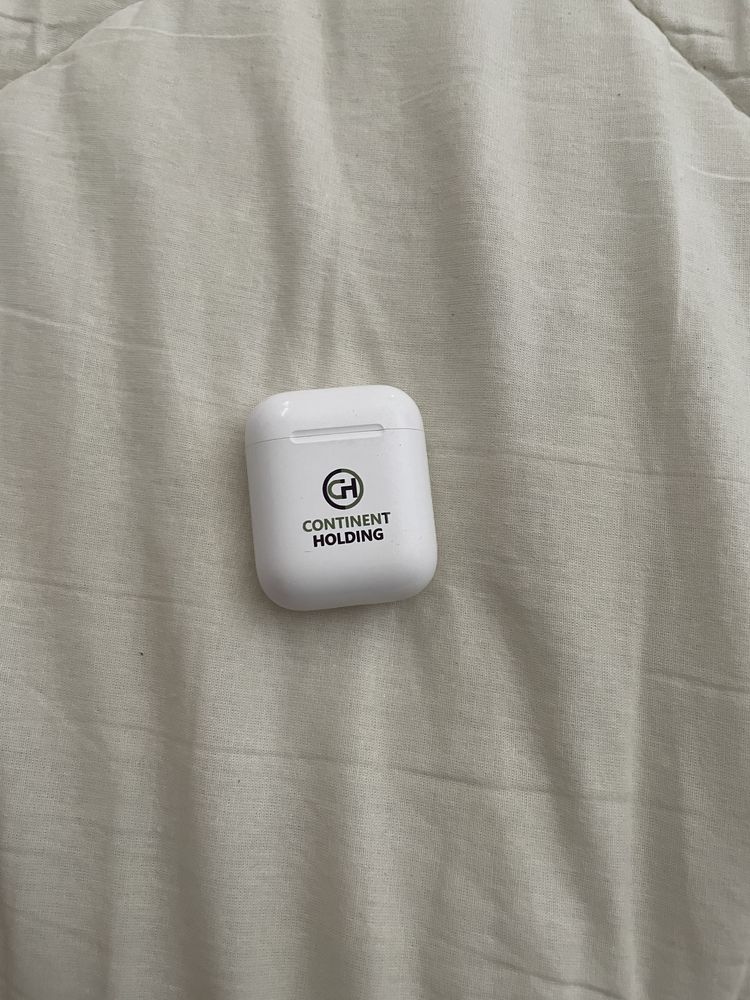 Air pods 2 поколения.Оригинальные,был подарен компанией.