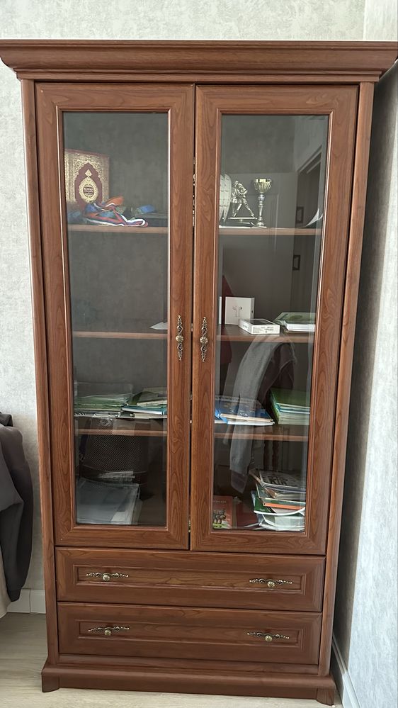 Книжный шкаф и стол в кабинет руководителя