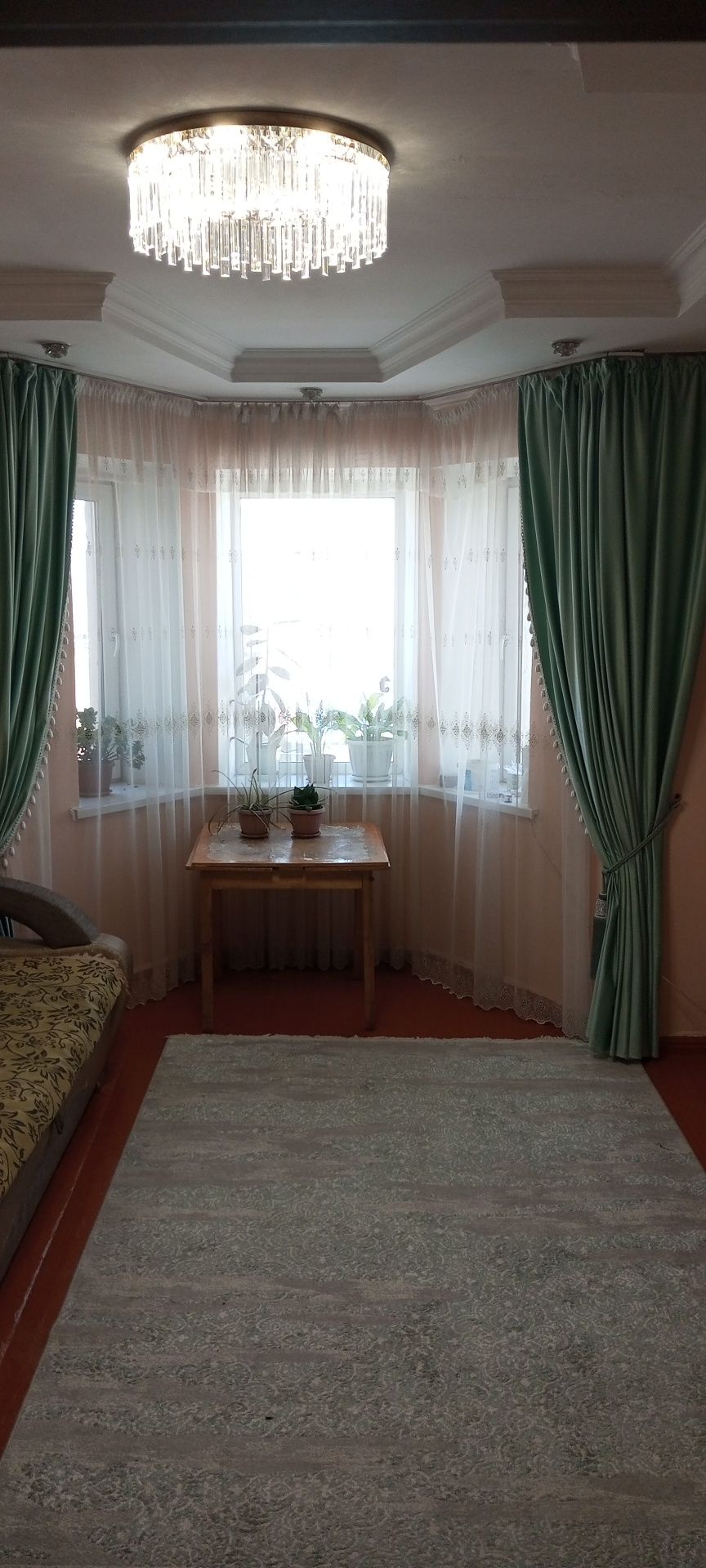 Екі қабат үйде, үш бөлмелі пәтер сатылады.