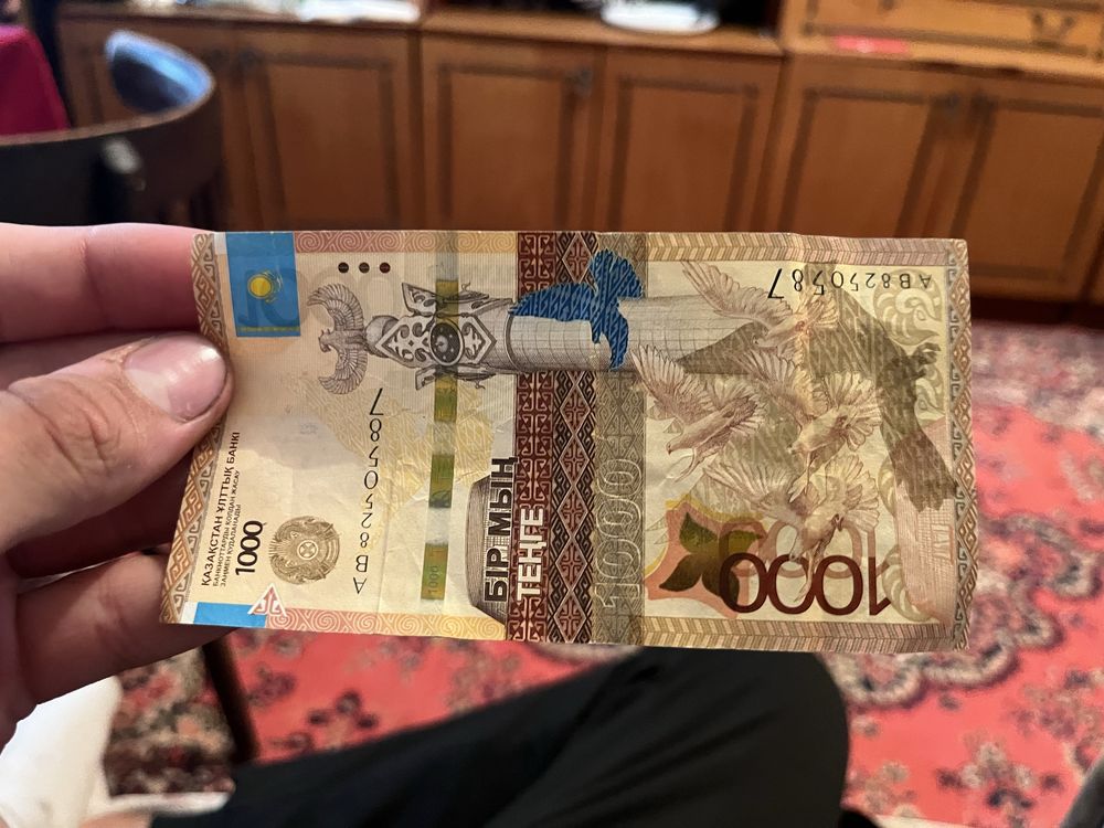 Купюра 1000 тенге с подписью