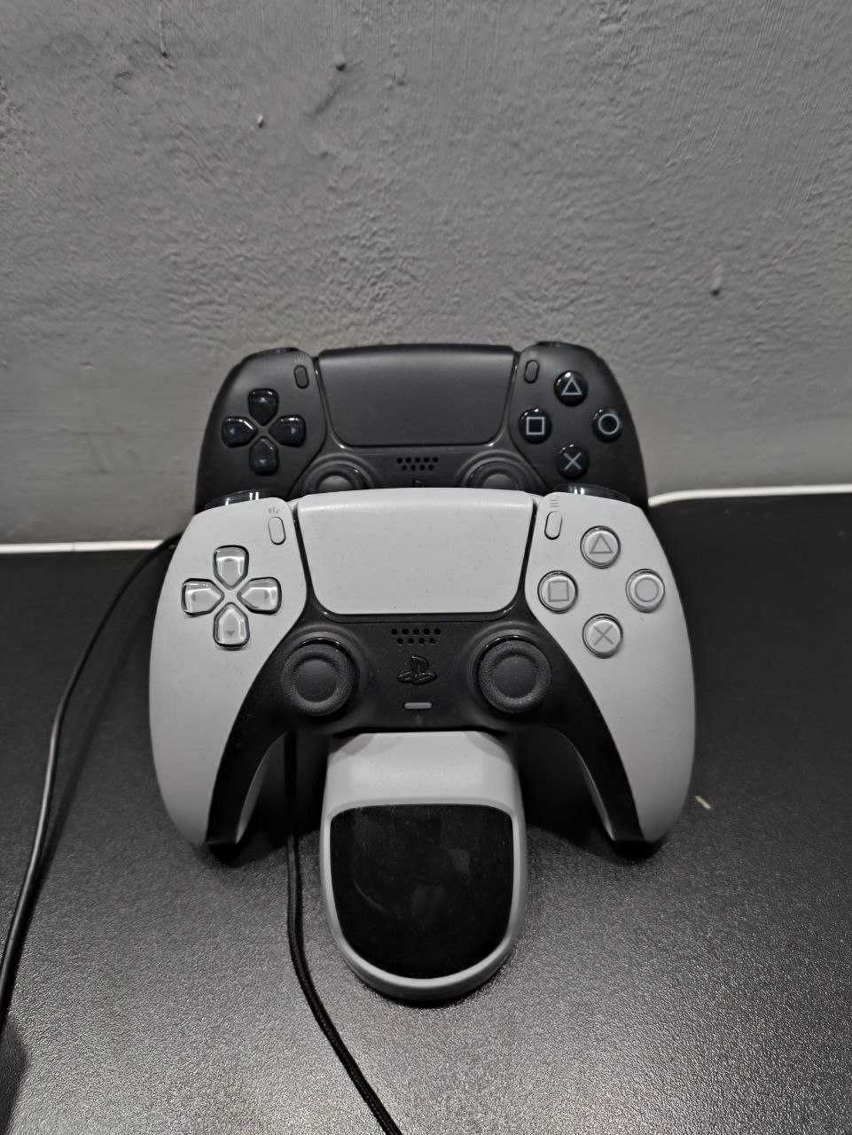 Playstation 5 с двумя джойстиками