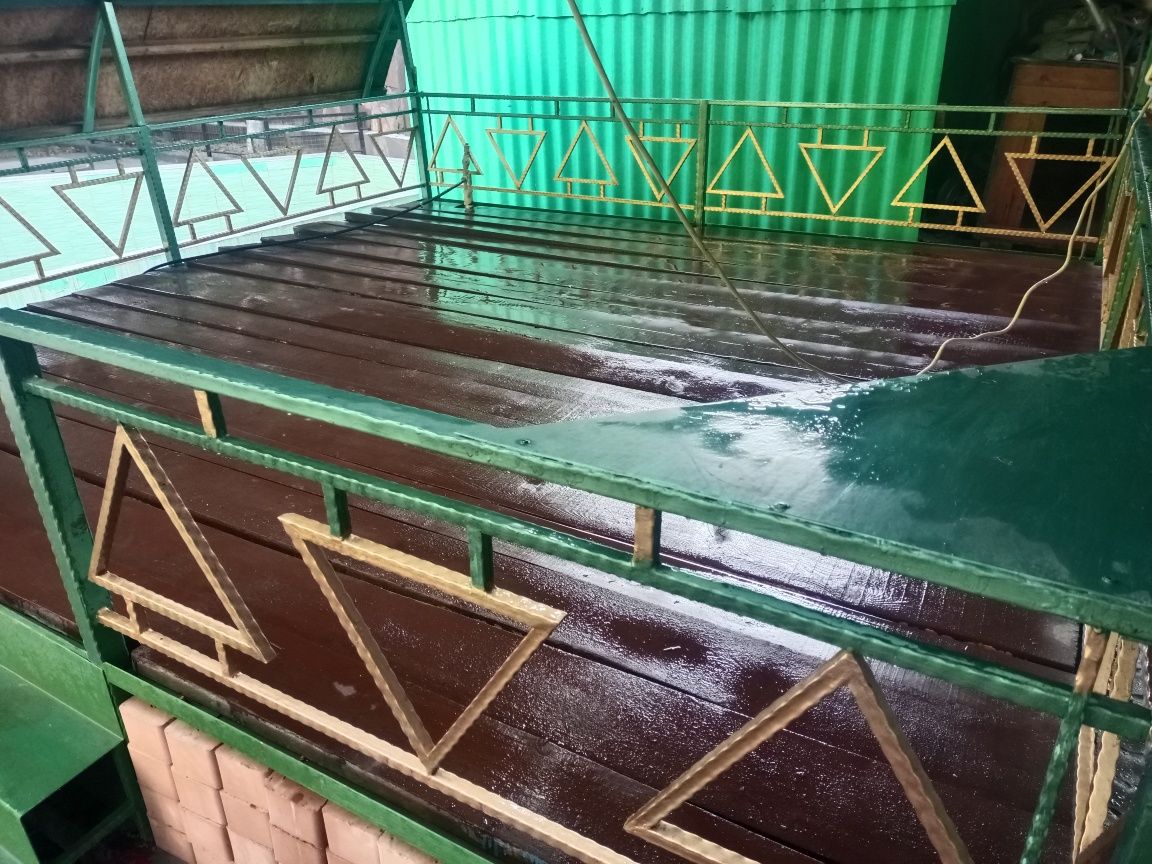 продам Тапчан крытый красивый с досками