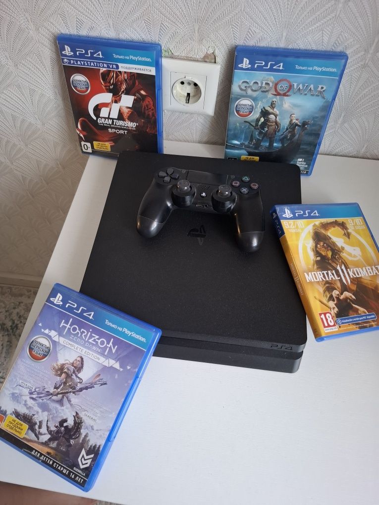 РS4 Слим в хорошем состоянии 4 игры и 2 джойстика