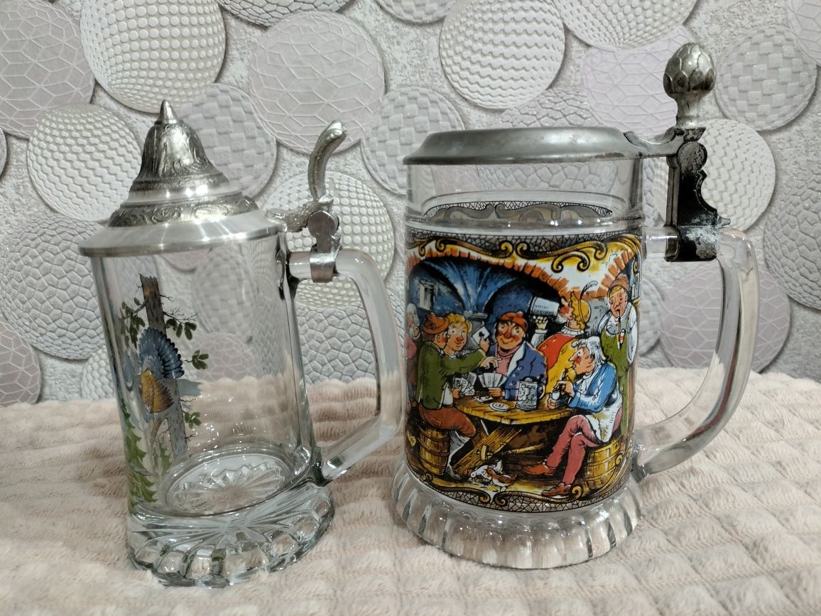 Пивные кружки и кувшин для вина.