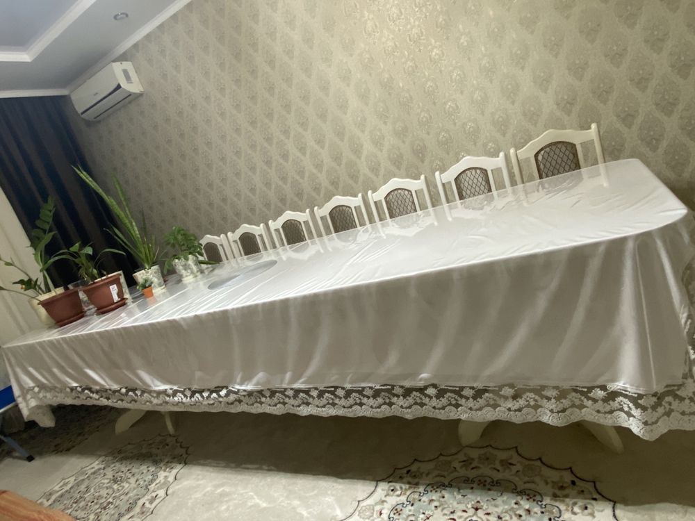 Продается большой белый стол