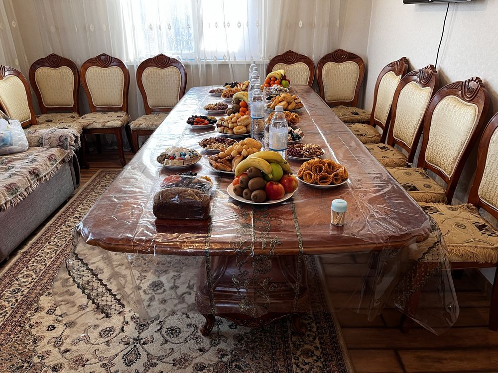 Стол гостинный со стульями