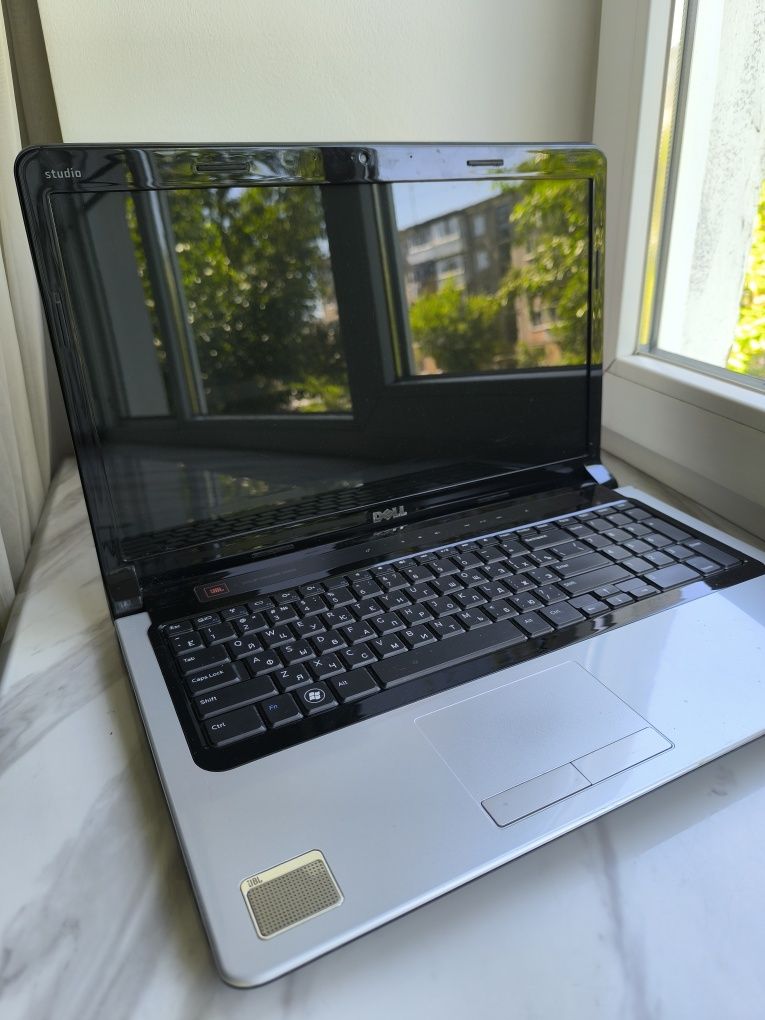 Ноутбук Dell Studio 1749