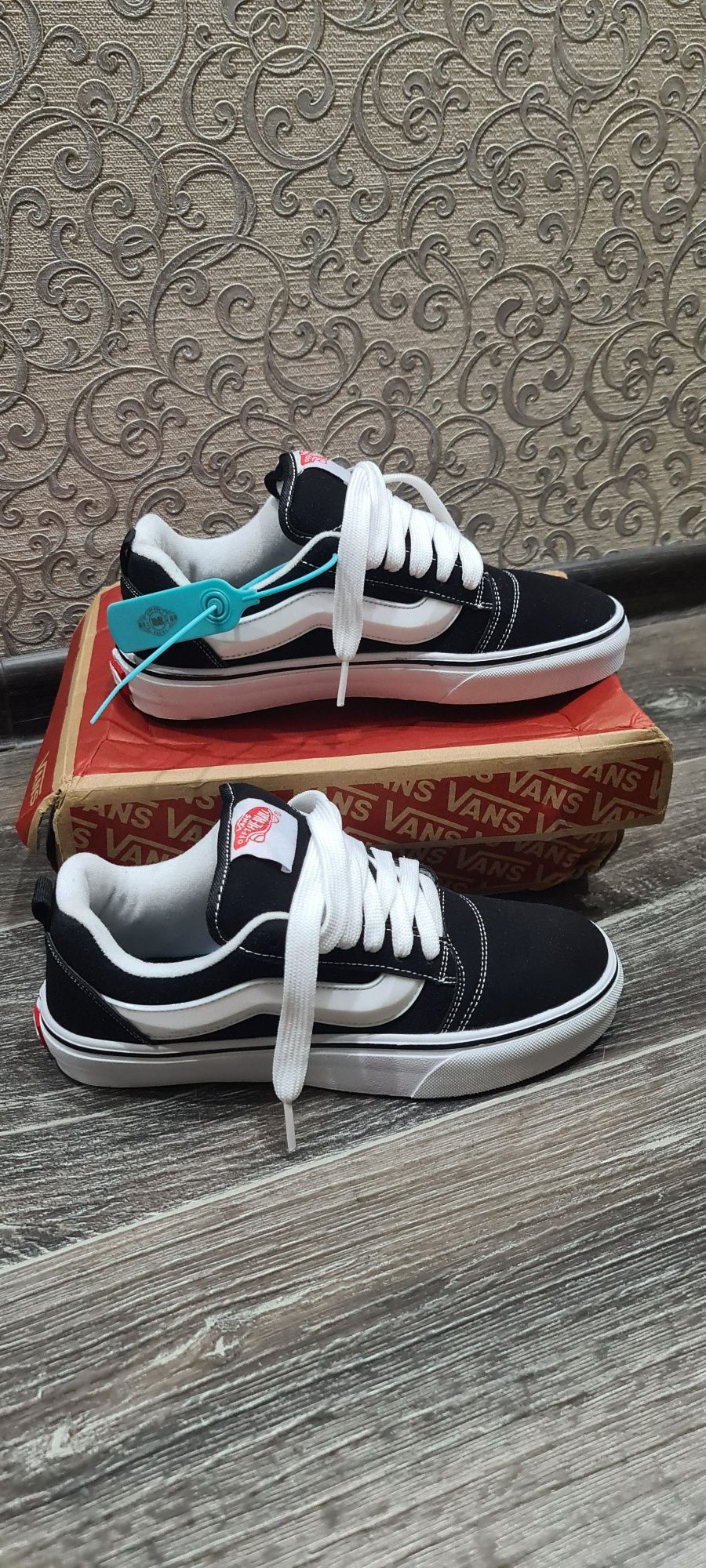 Продам кроссовки, кеды Vans,KnuSkool.40-39.(Без торга).