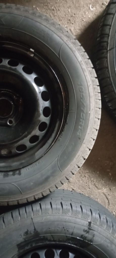 Срочно срочно!!!Продам комплект стояли на Шевроле кобальт 185/75R14