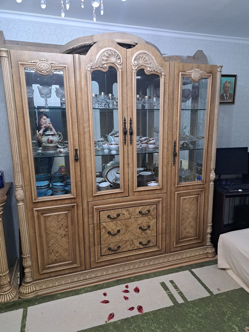 Продается сервант с комодом.