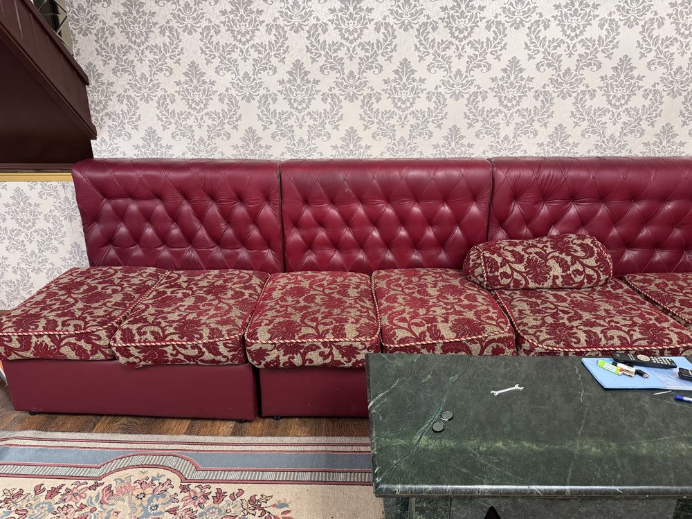Продам кожаные красные диваны