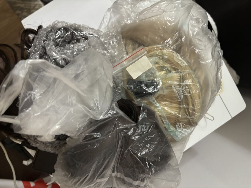 Продаю волосы для маникена с заколками в отличном состоянии.