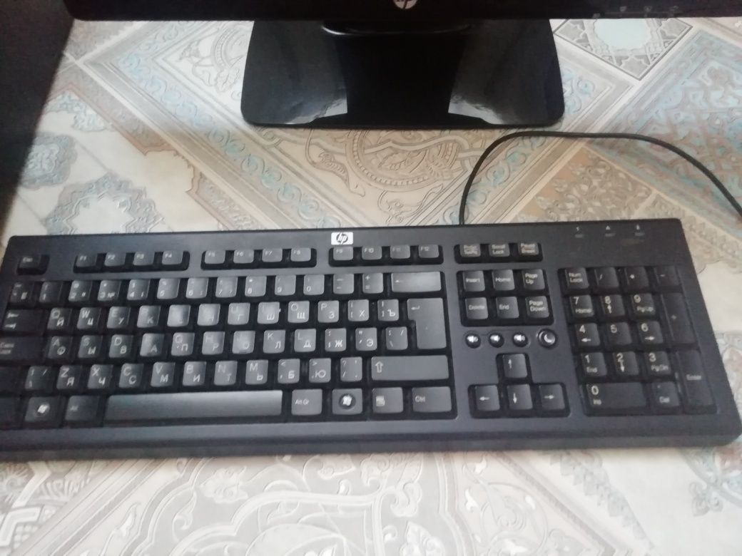Компьютер Hp 2011x монитор, блок питания и клавиатура