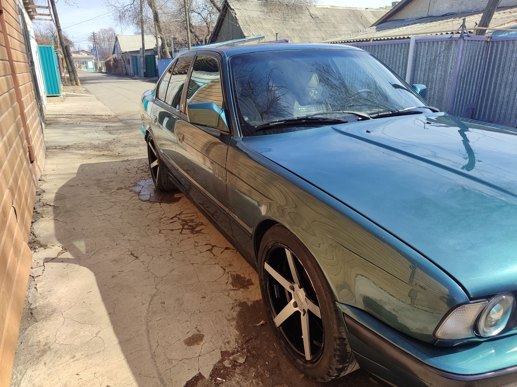 Автомобиль БМВ е 34