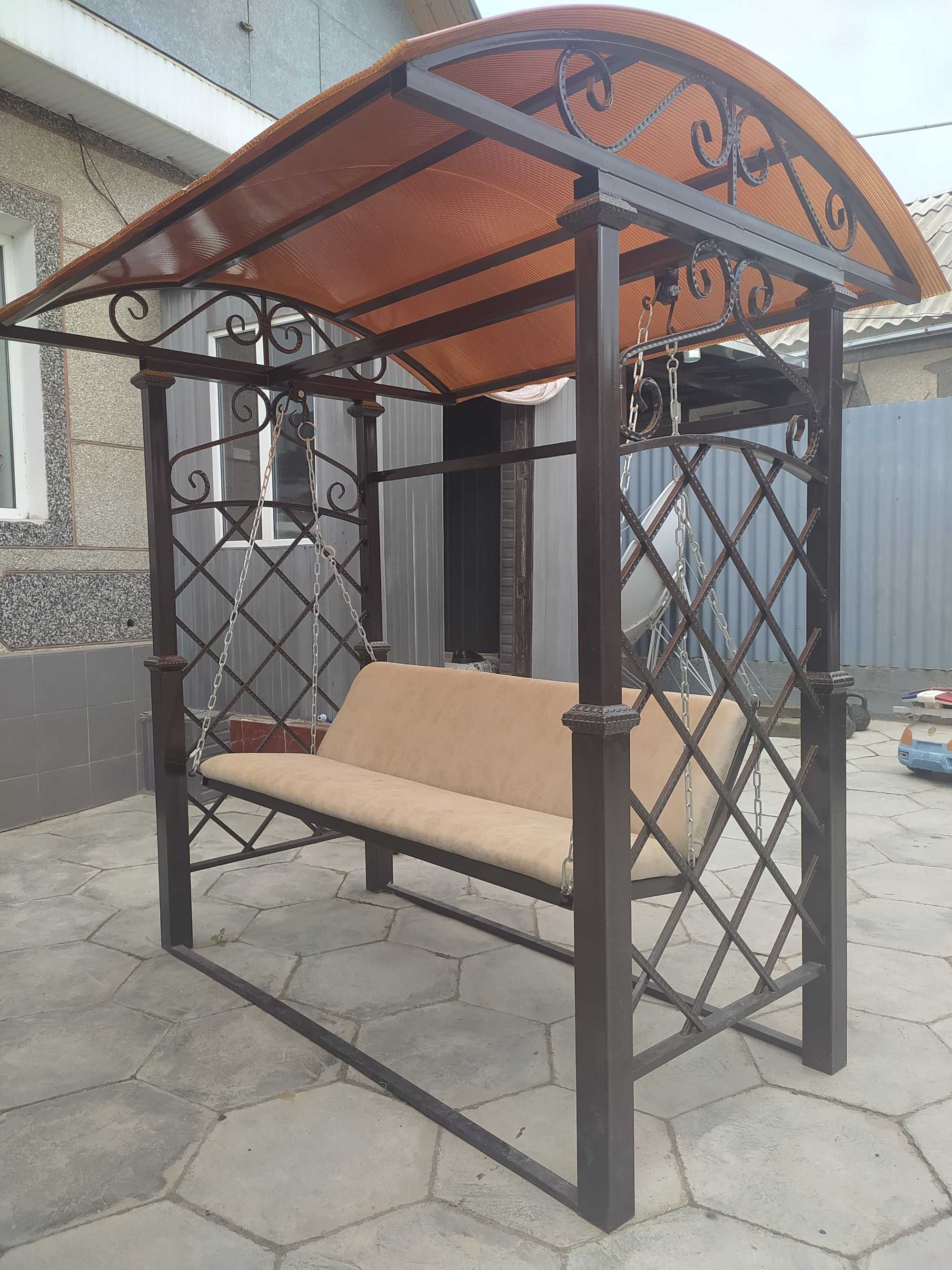 Качели кованые для двора