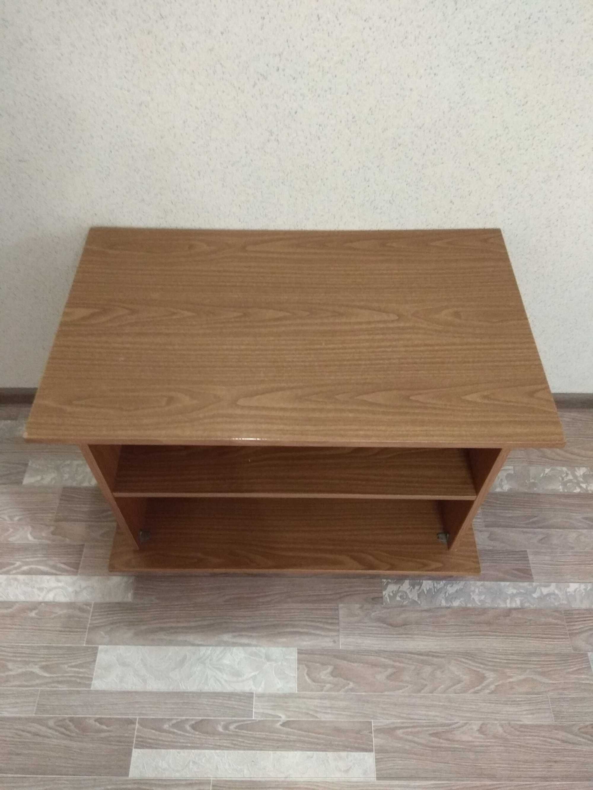 Продам столик журнальный на колёсиках