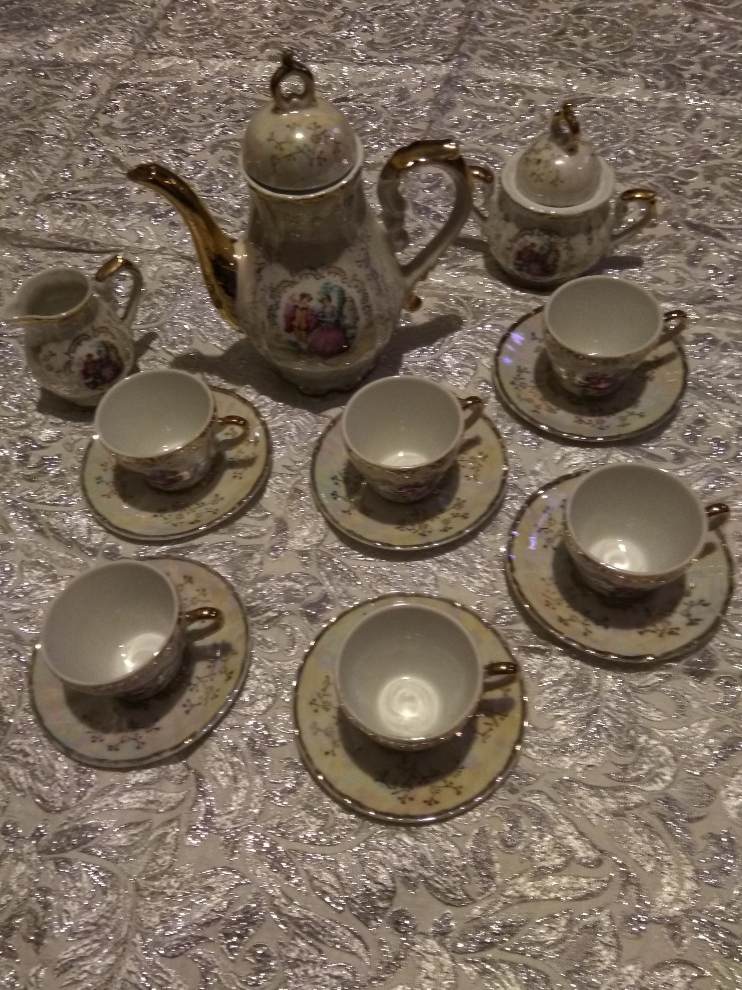 Кофейный музыкальный сервиз.Крышки капроновые большие,весы наст.