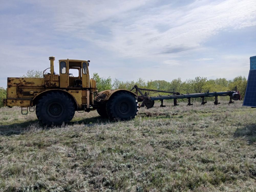 Продам К-700 с плугом и угольником
