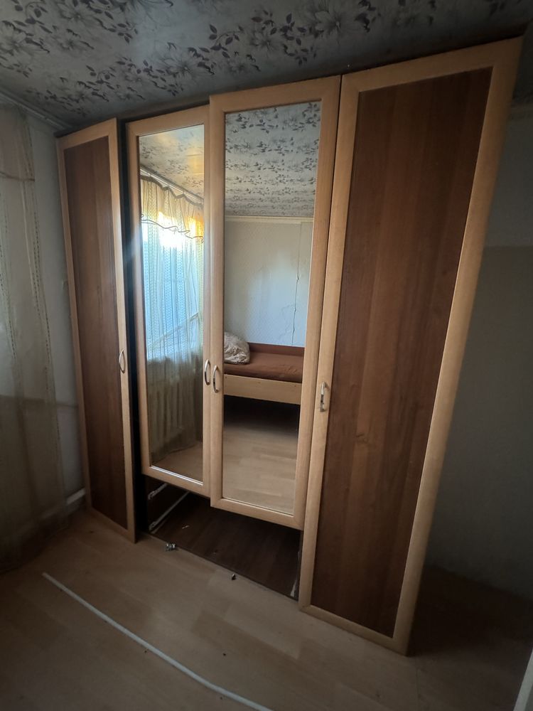 Продаю. Титан,газ плитка, кух гарнитура, стенка для зала, шкаф , диван