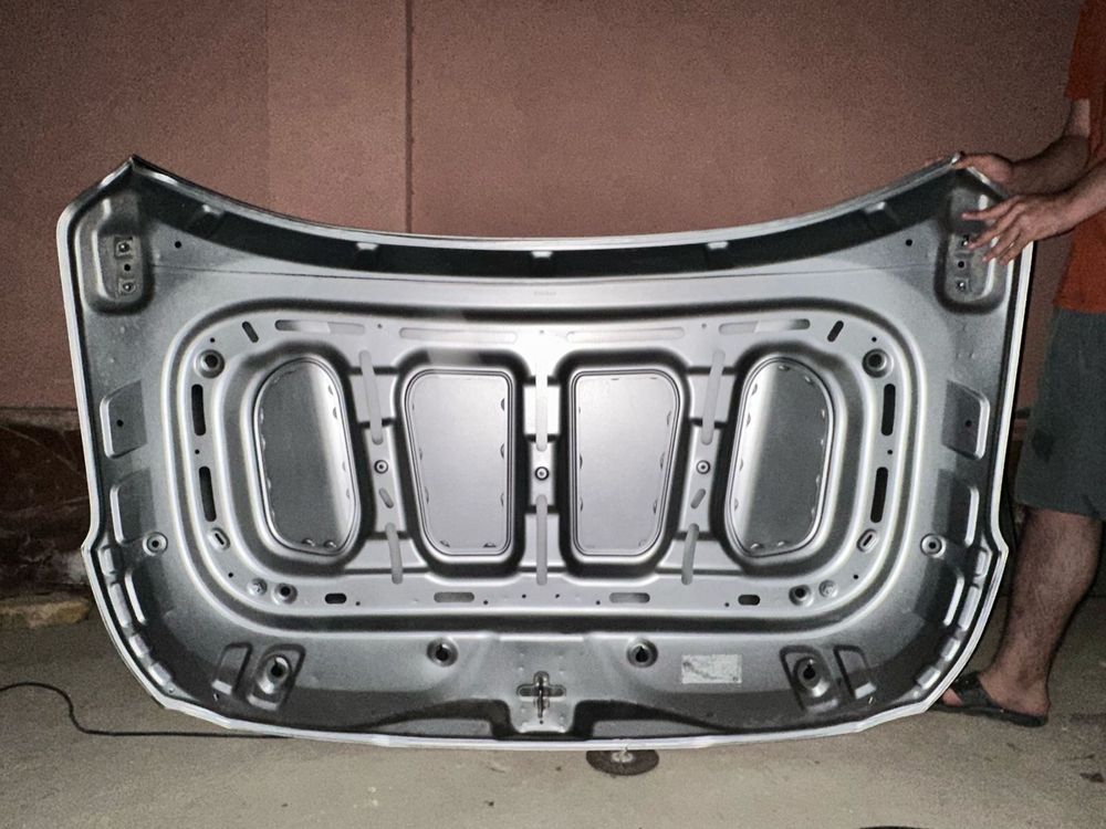 Продаю капот на Hyundai Santa Fe серебристого цвета имеется царапина