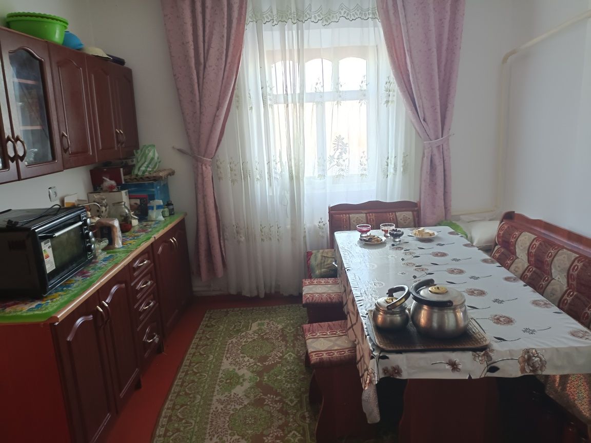Жер үй сатылады, жері кең мал устауға колайлы, баня, сарай,бар