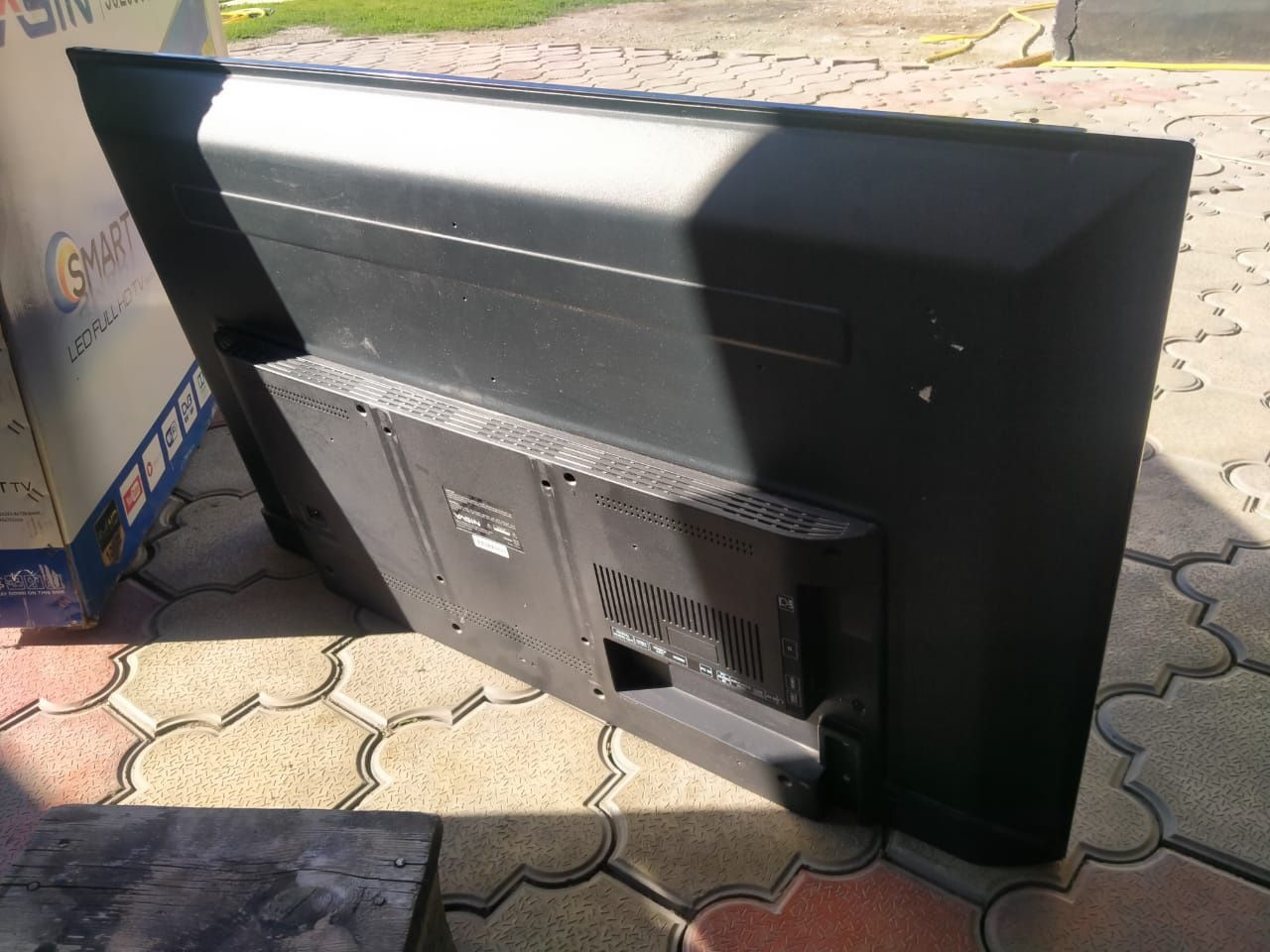 Продам телевизор smart tv YASIN сломан экран