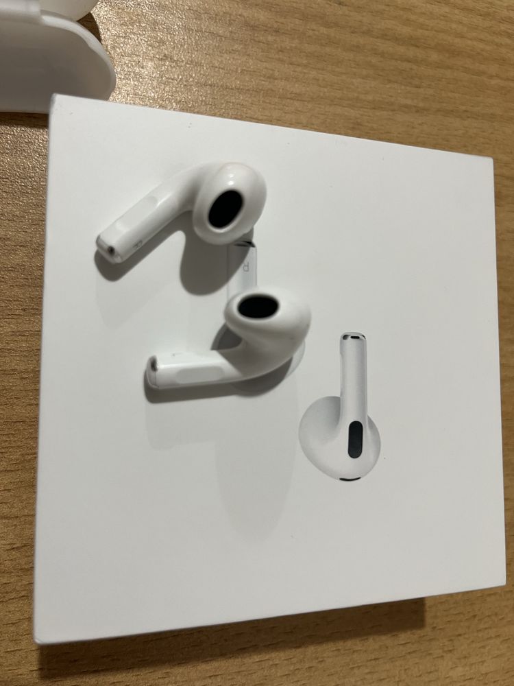 Продам оригинальные наушники AirPods 3 в идеальном состоянии