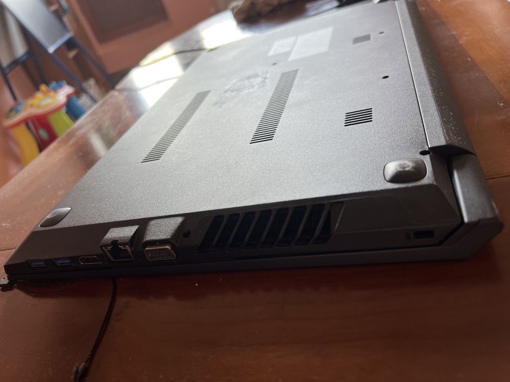 Lenovo V310-15IKB, Intel i5-7200U, 2,5G/8G/1 TB/AMD R5-2MB