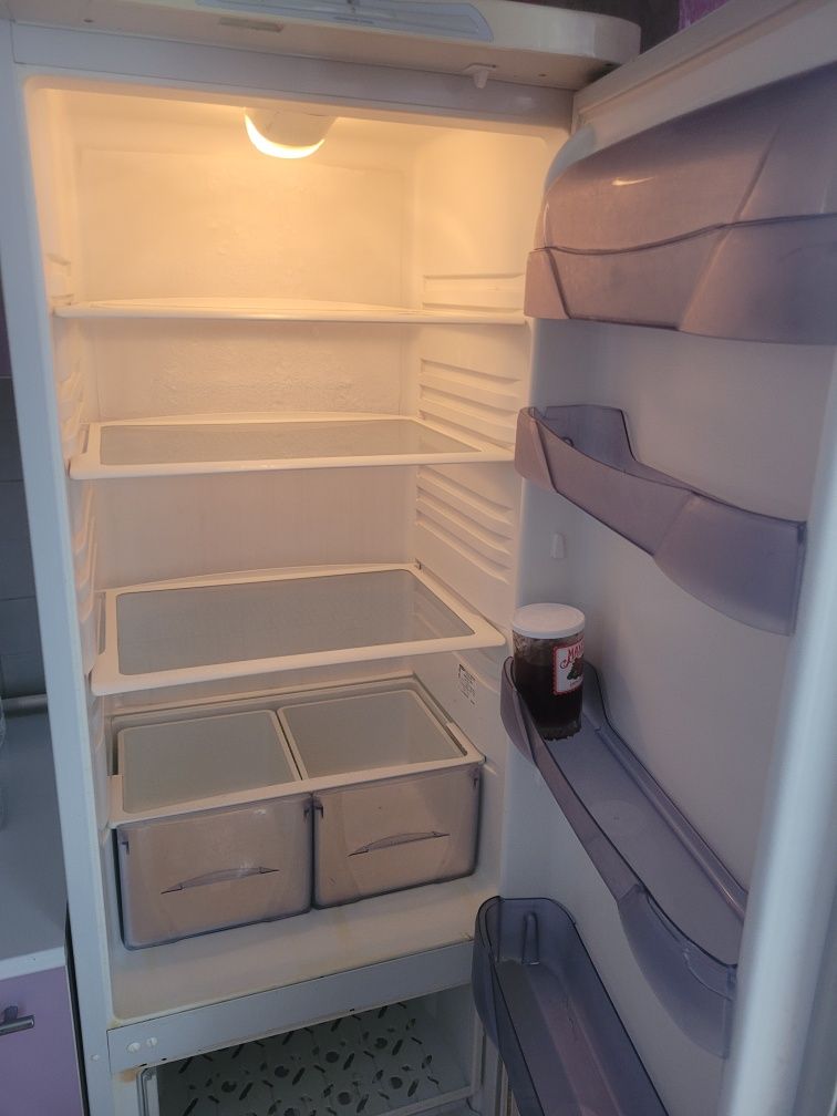 холодильник продам срочно