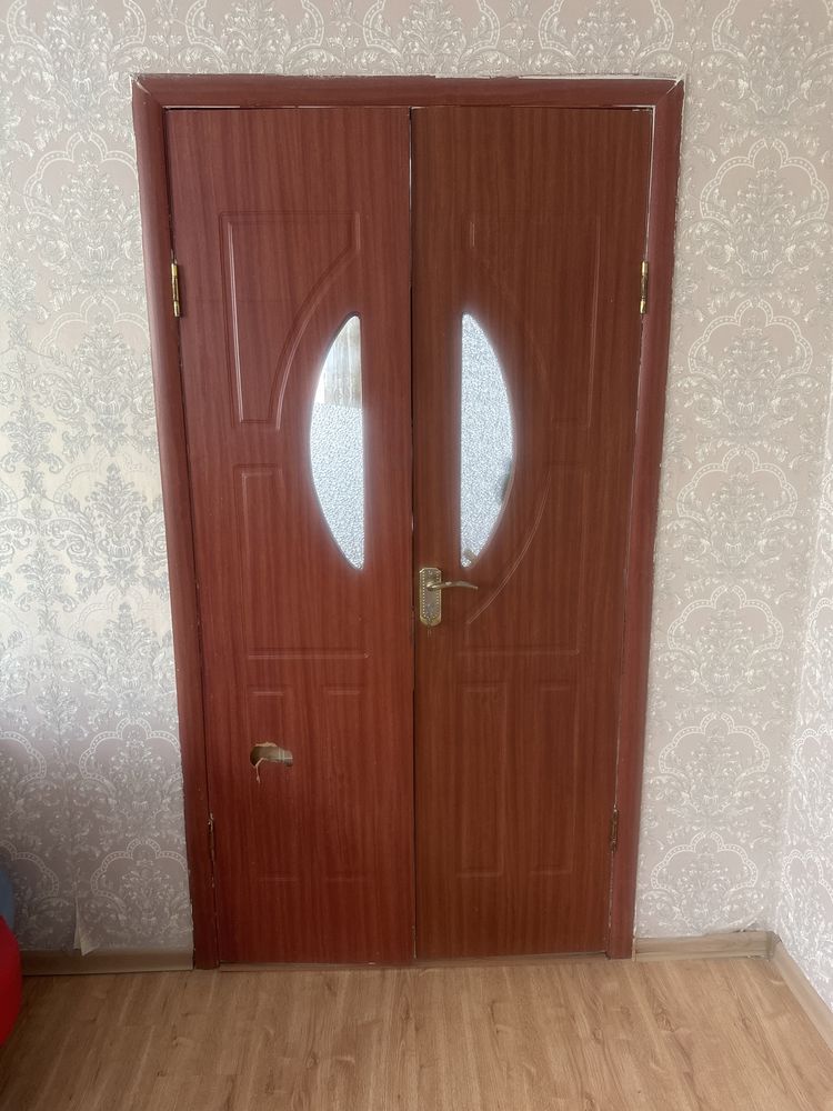 стол 6 стуля за 35000 диван 10000.  Ковры по 15000 и дорожки