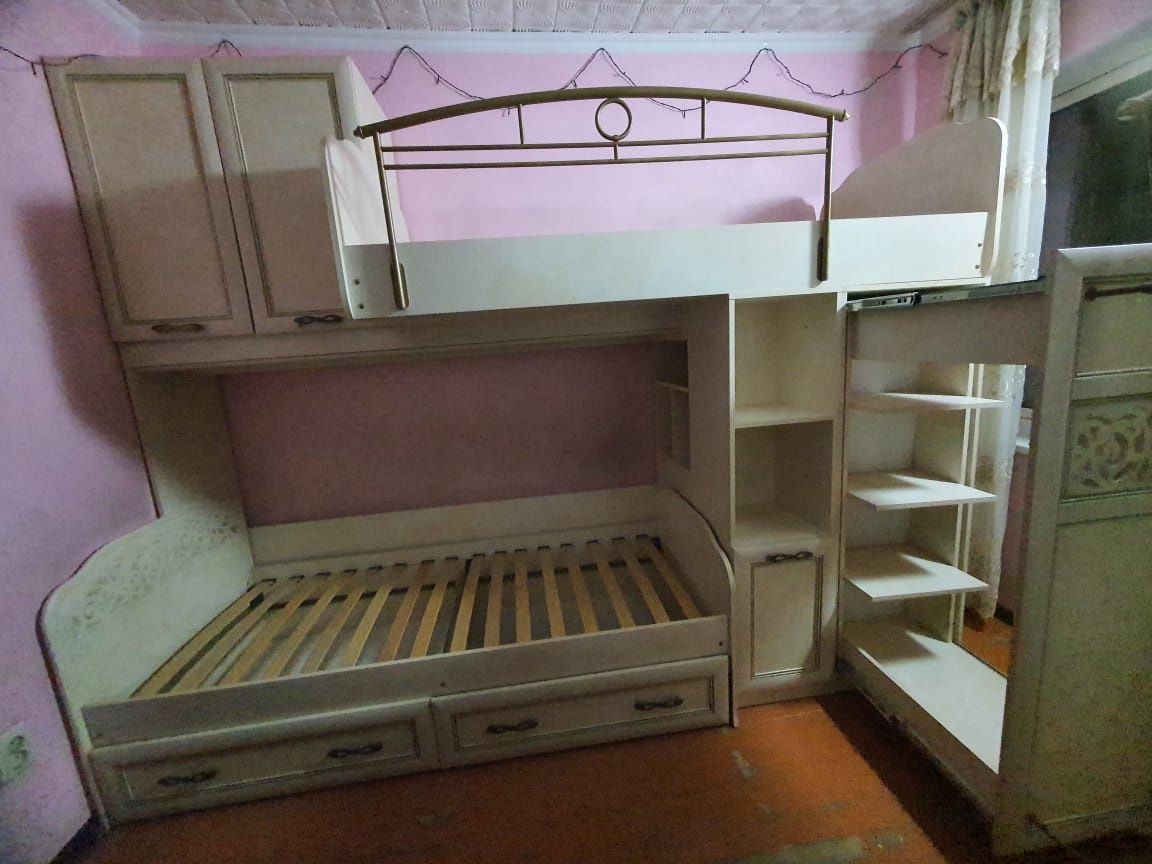 Мебель продам срочно комплект Александрия