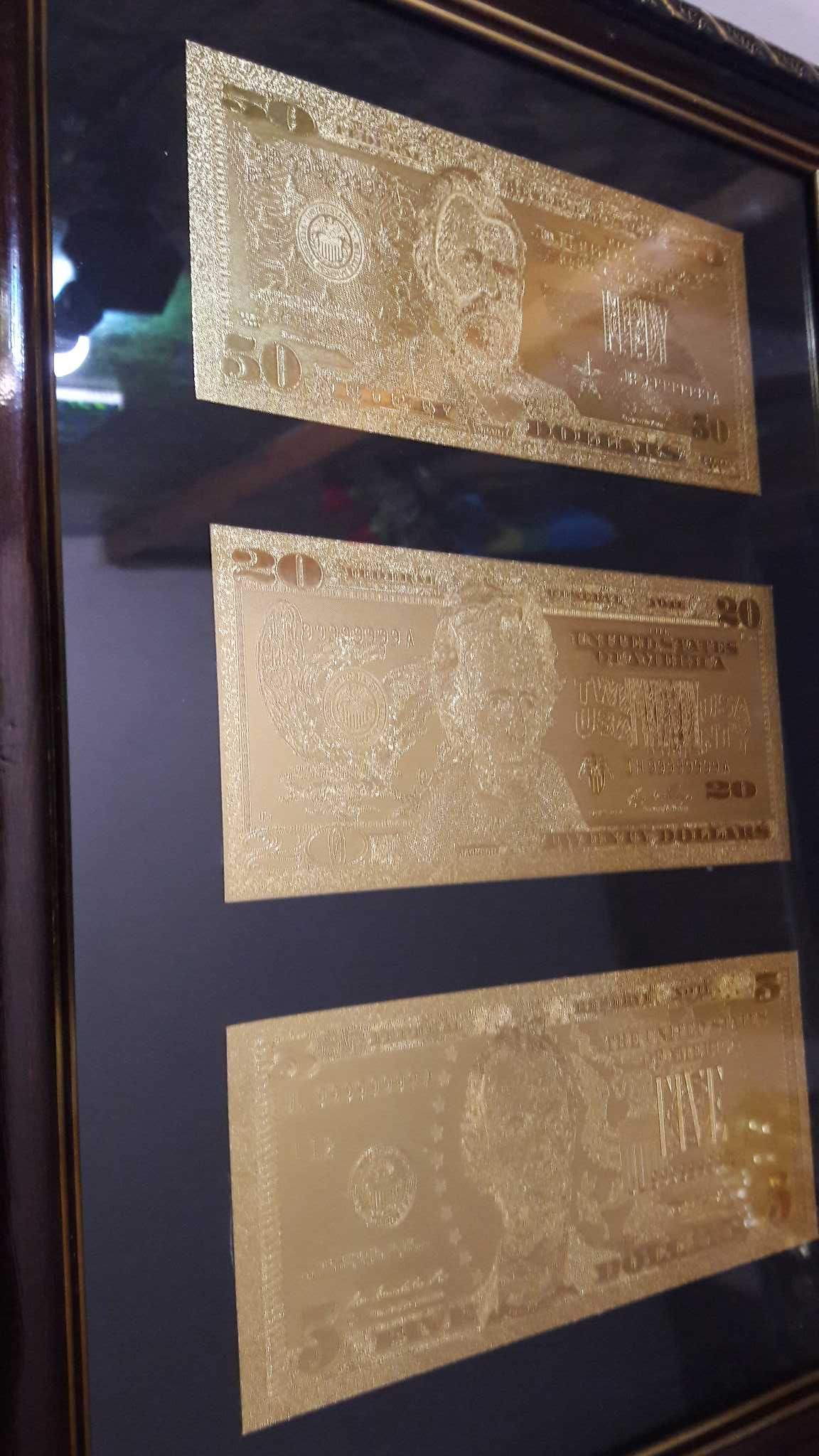 Золотые банкноты Евро в рамке. Сувенир.